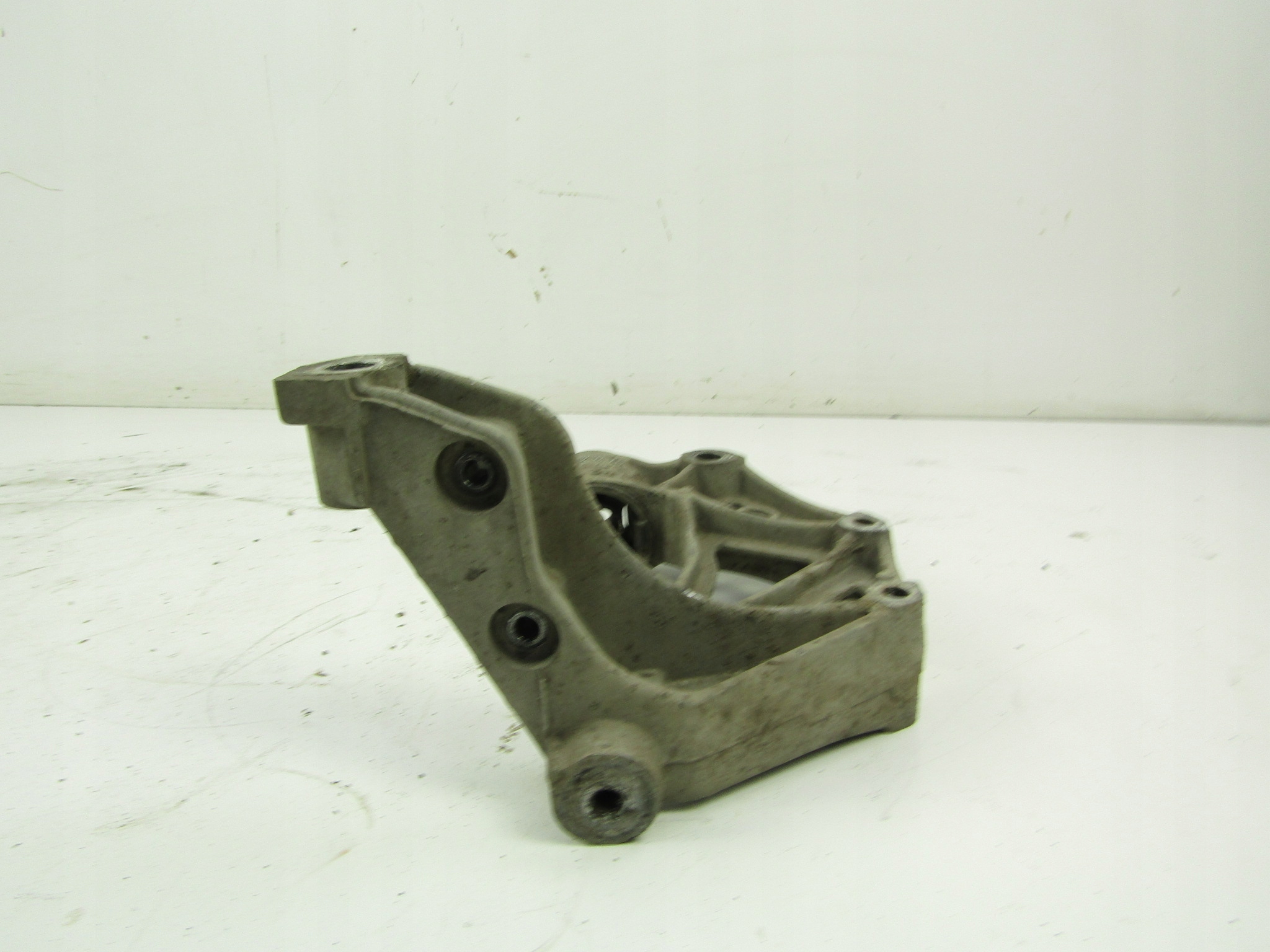 Skoda Fabia I 6Y Vakaajan kiinnike 6Q0199282D