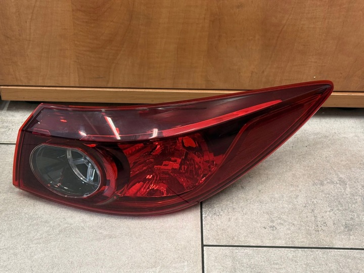Takalokasuojan oikea Mazda 3 BM 2014-2018 Sedan B45A-51150
