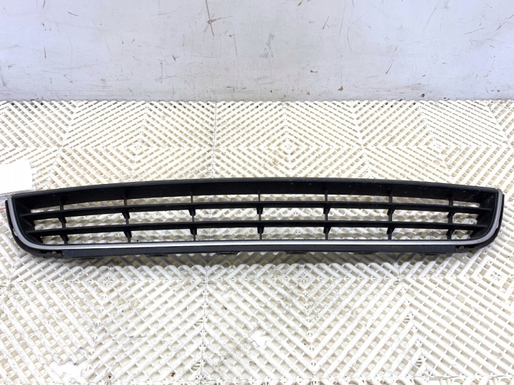 Etupuskurin keskisäleikkö VW Jetta IV 5C6853677A Sedan
