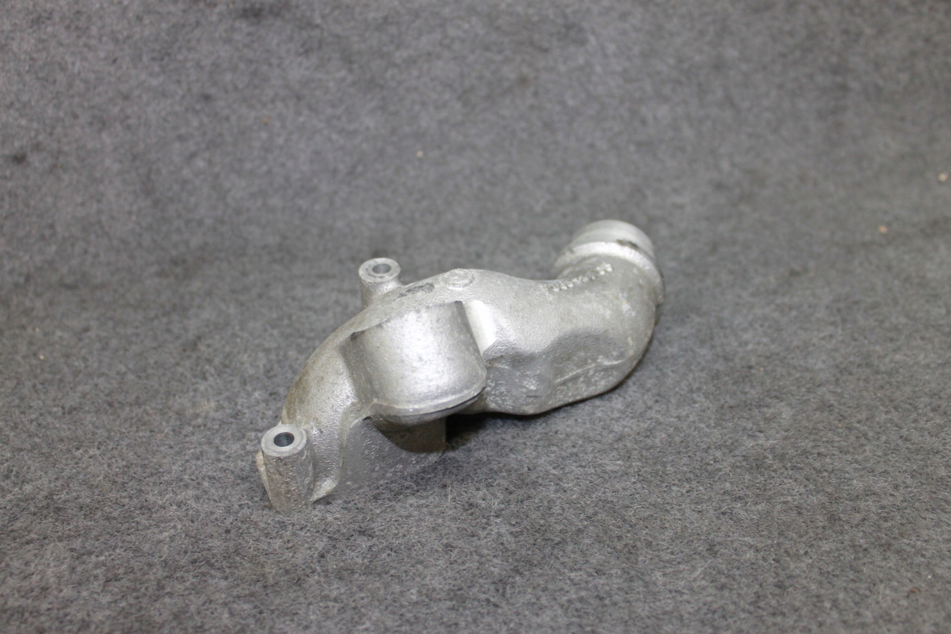 BMW E60 E63 M5 M6 S85B50A V10 5.0i Króciec wody bloku 7833989