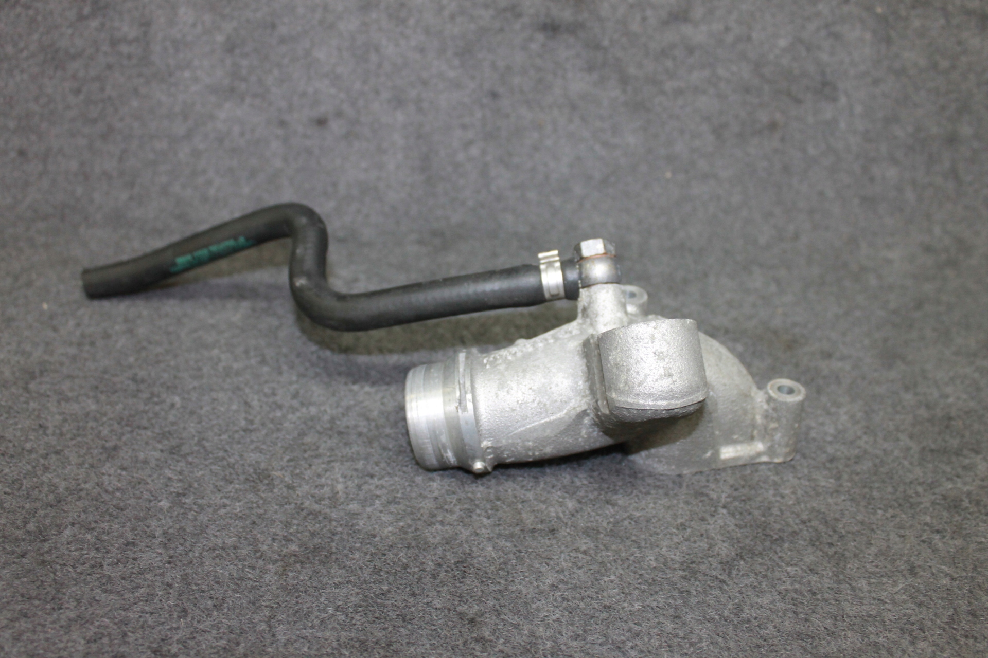 BMW E60 E63 M5 M6 S85B50A V10 5.0i Króciec wody bloku 7833988