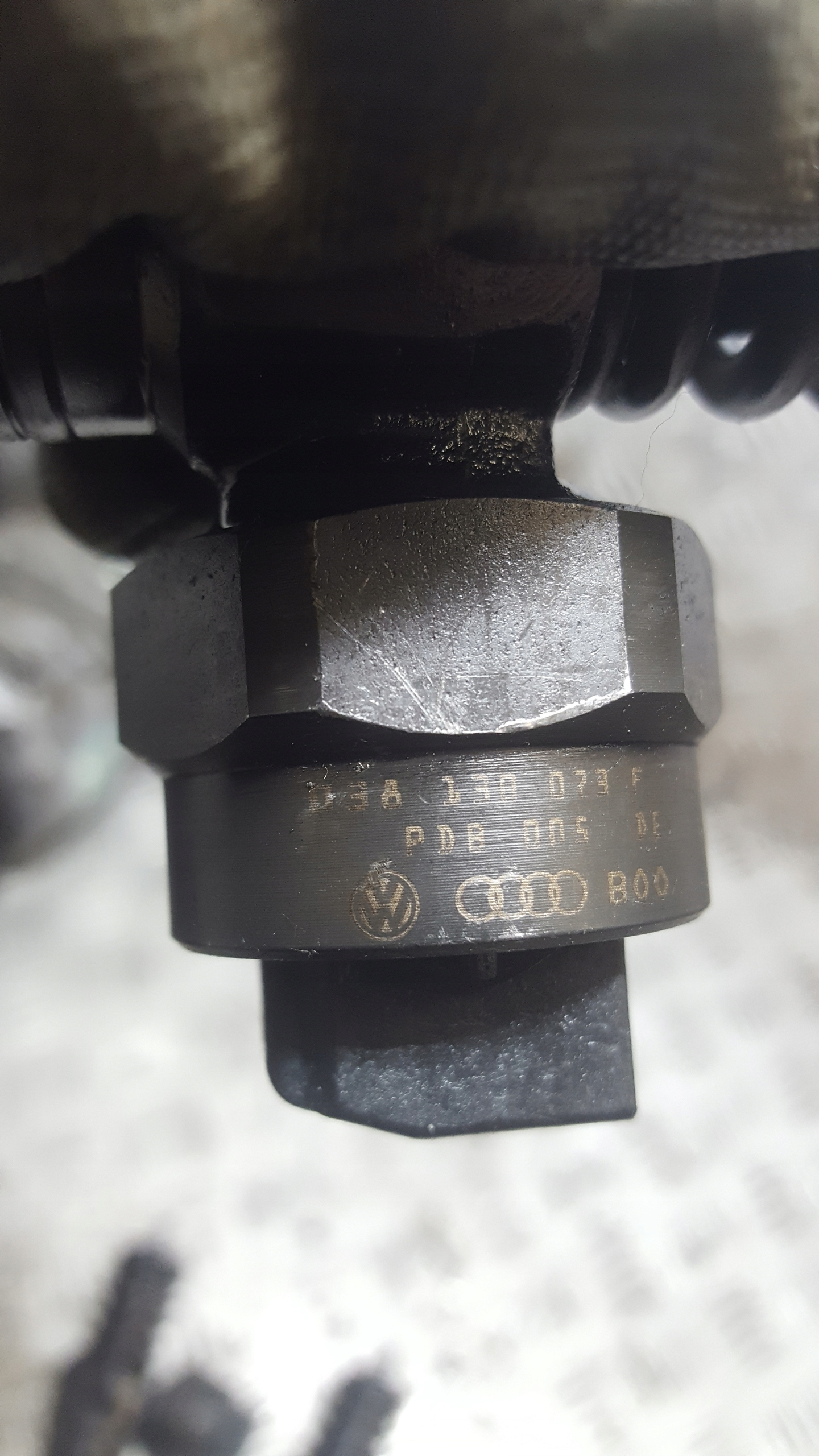 Injecteur VW Golf 5 038130079F image 3