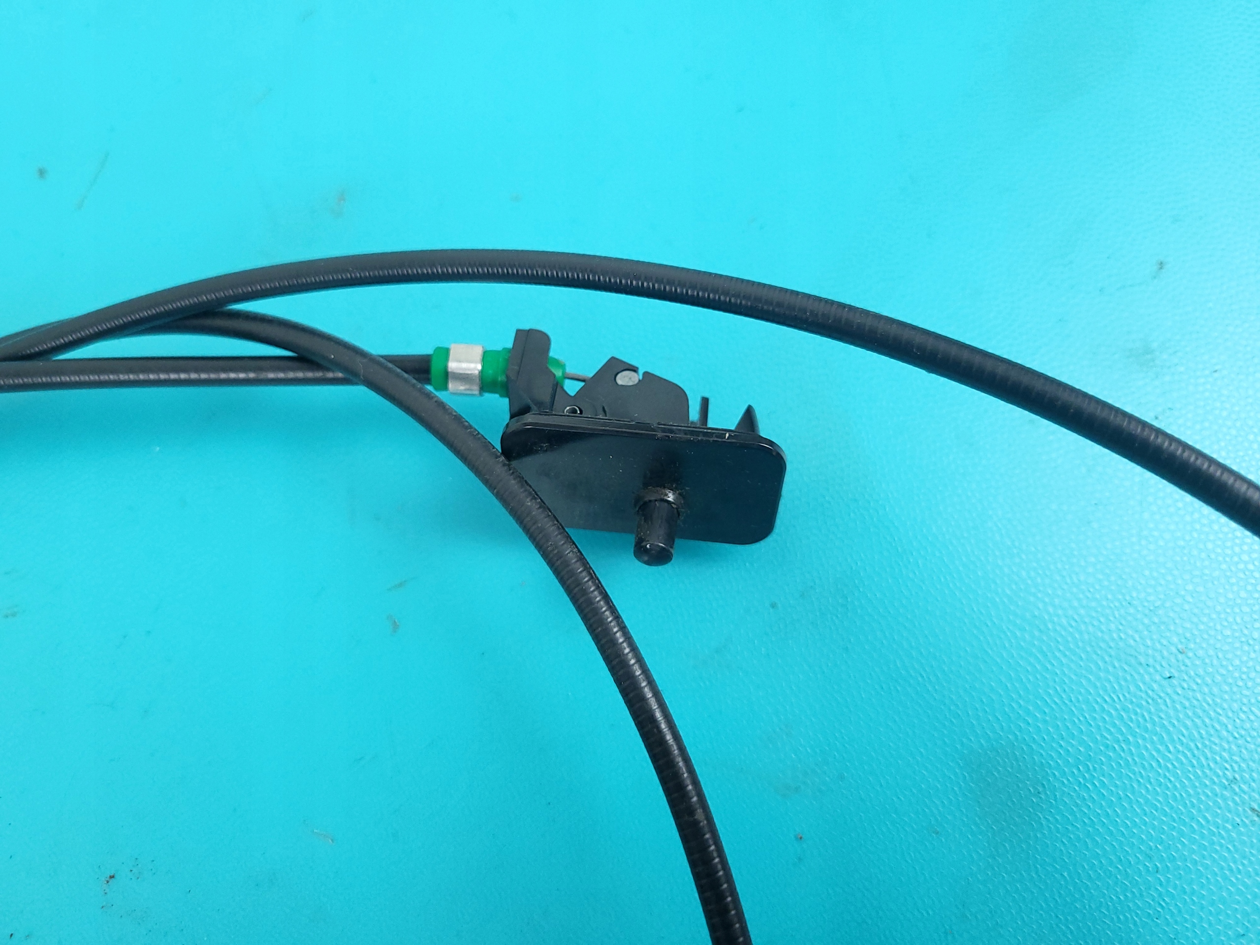 Suzuki Vitara II/III Tankdeckel-Lift Europa OEM PRKA114221657644 image 4