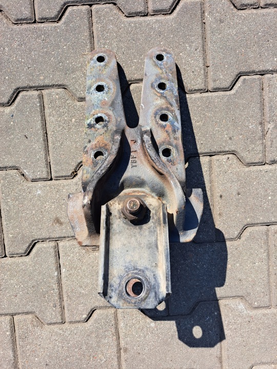 Jousen ripustuskiinnike takana Volvo FL 6 00-06
