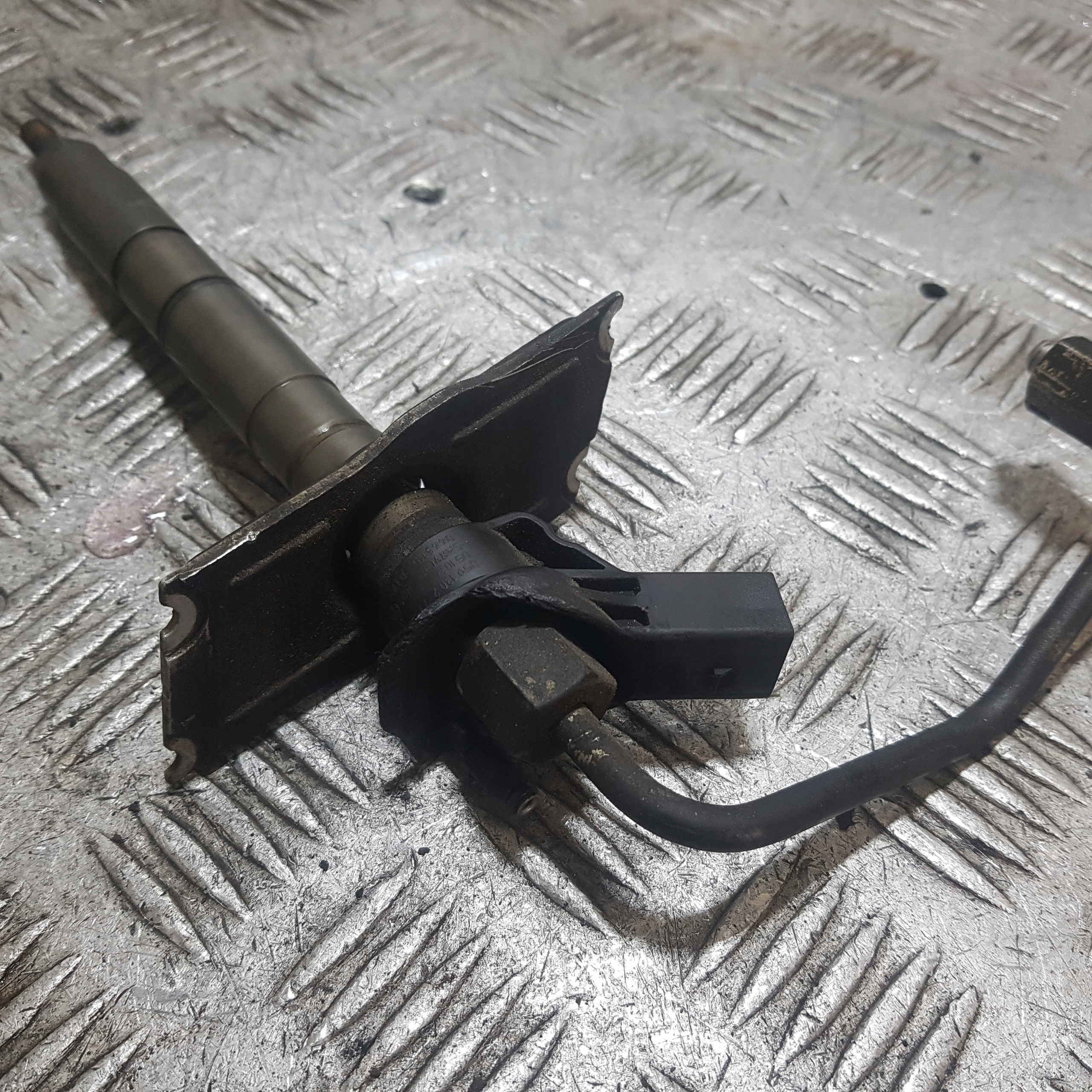 Inyector Audi A6 C6 059130277AC Usado image 3