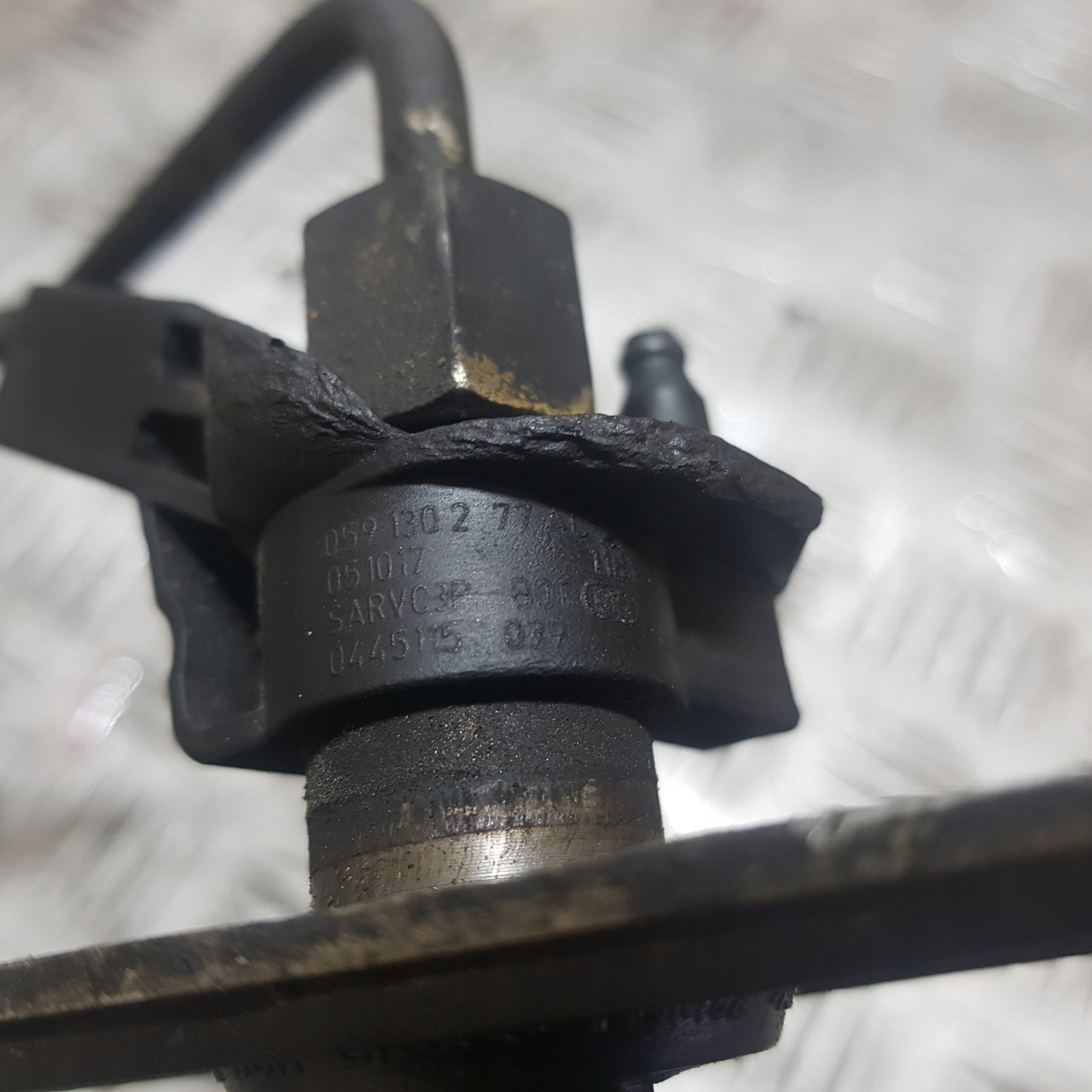 Inyector Audi A6 C6 059130277AC Usado image 4