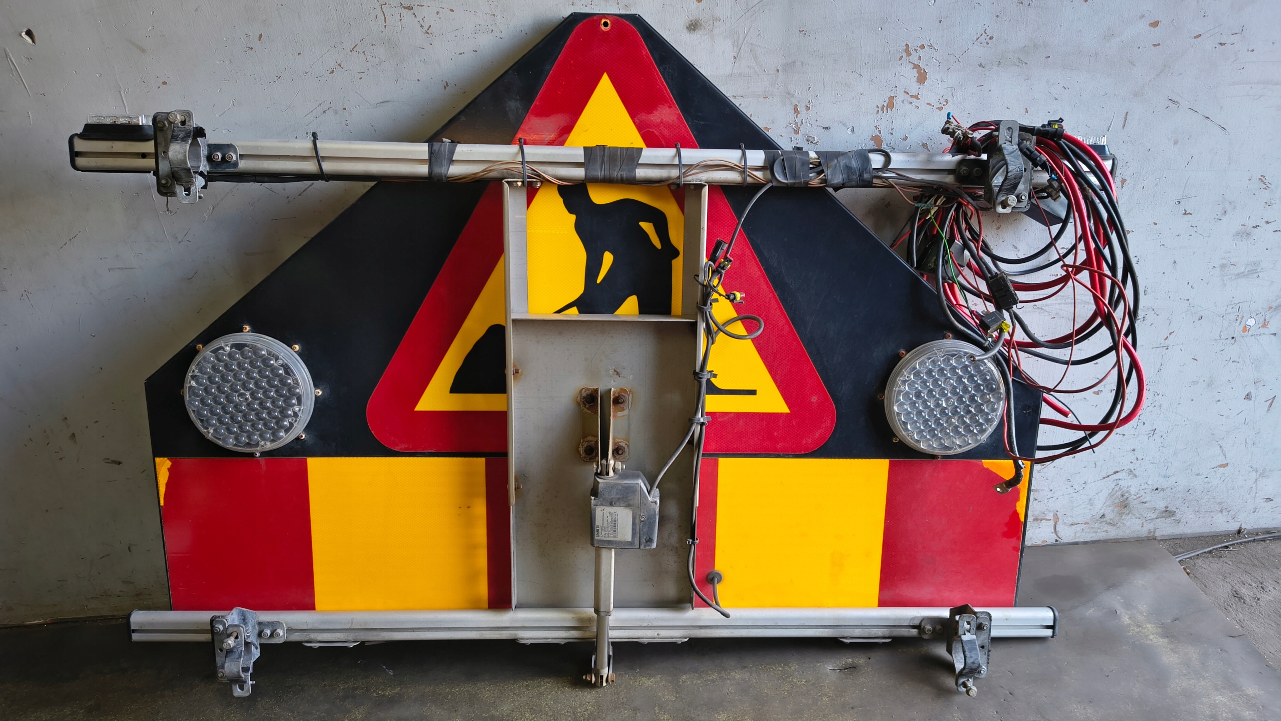 Barre d'avertissement LED pour travaux routiers, utilisée image 2