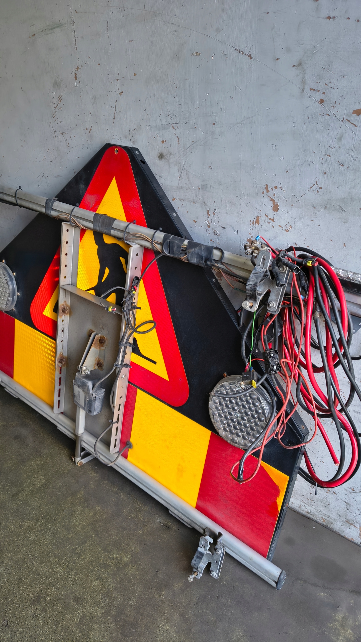 Barre d'avertissement LED pour travaux routiers, utilisée image 3