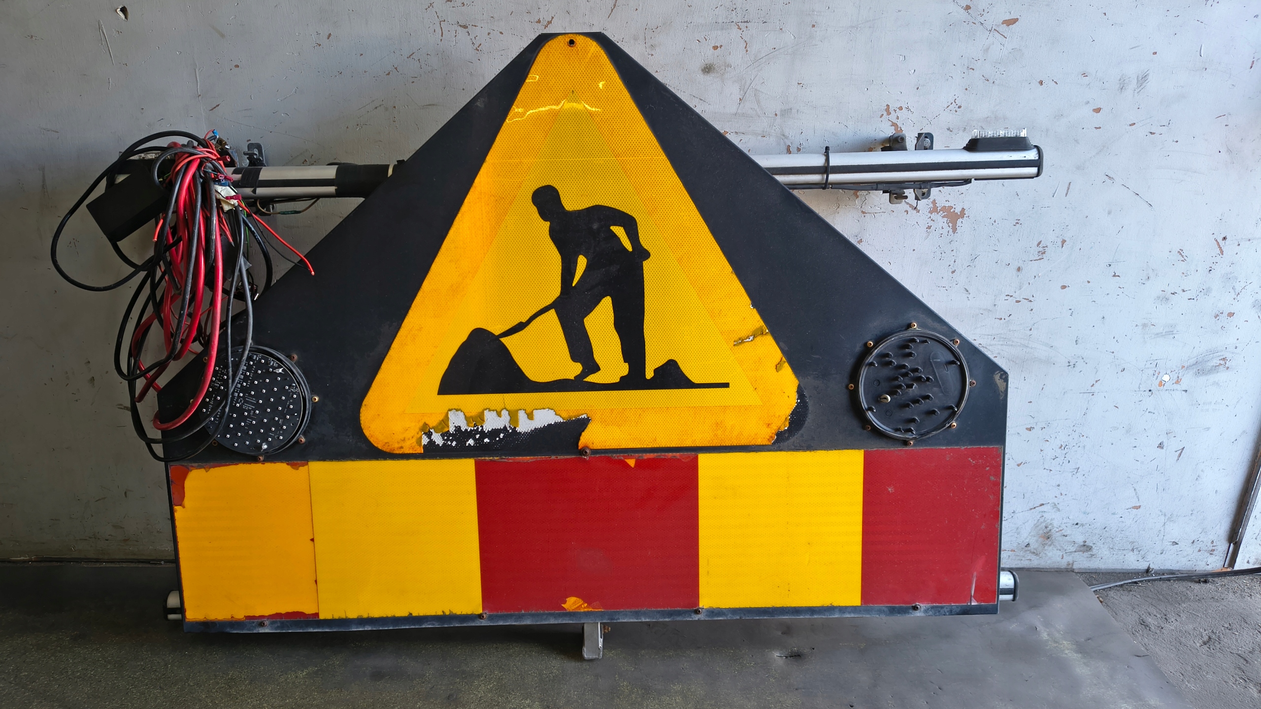 Barre d'avertissement LED pour travaux routiers, utilisée image 4