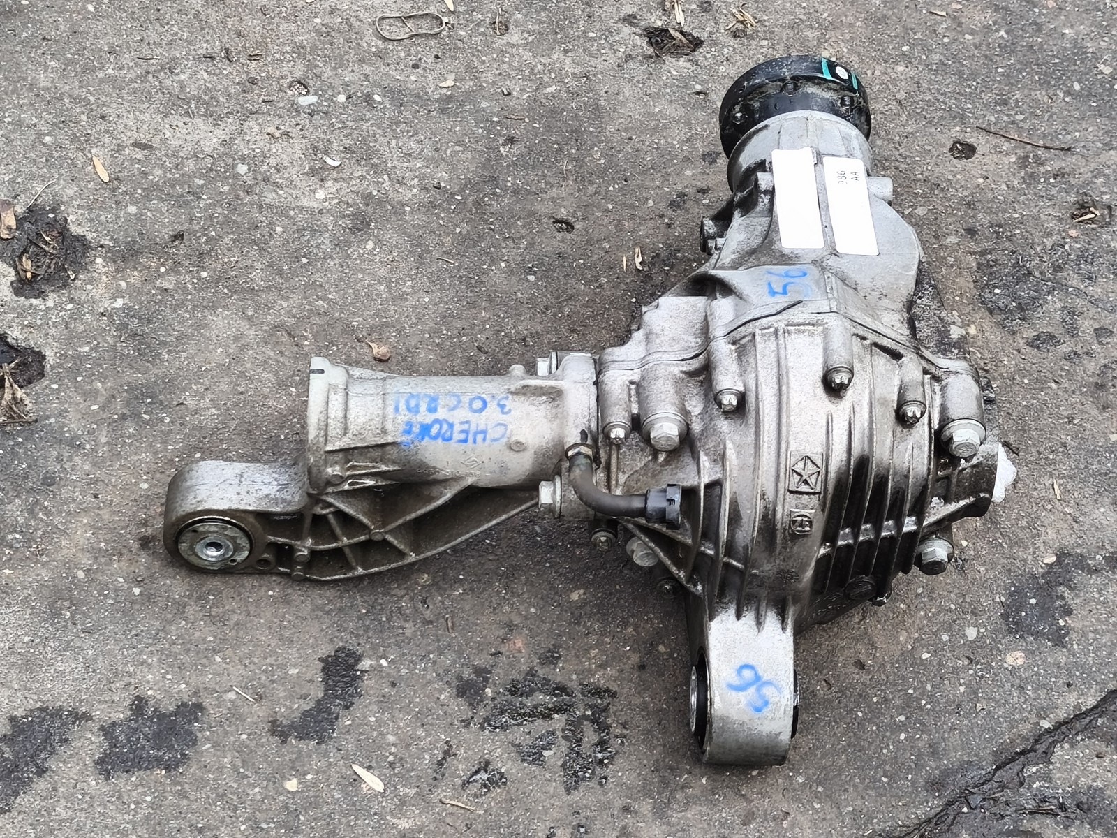 Jeep Grand Cherokee Framdiff 2015 OEM P68263986AA image 4
