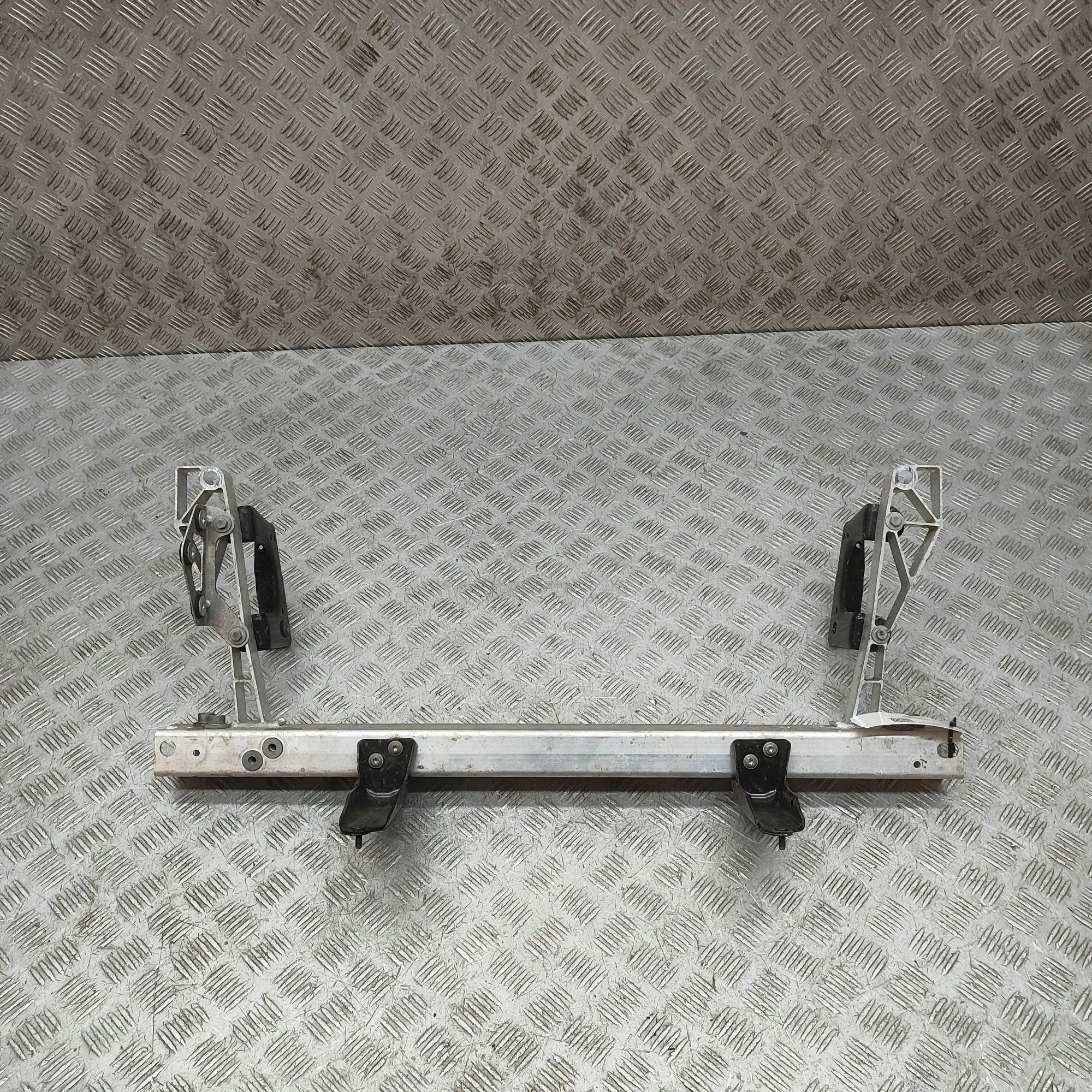 Porschen Taycanin jäähdyttimen kiinnike 9J1805341A 35455822 420kw 2023 image 2