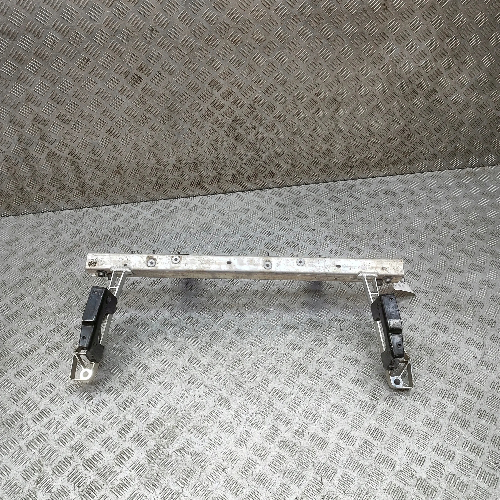 Porschen Taycanin jäähdyttimen kiinnike 9J1805341A 35455822 420kw 2023