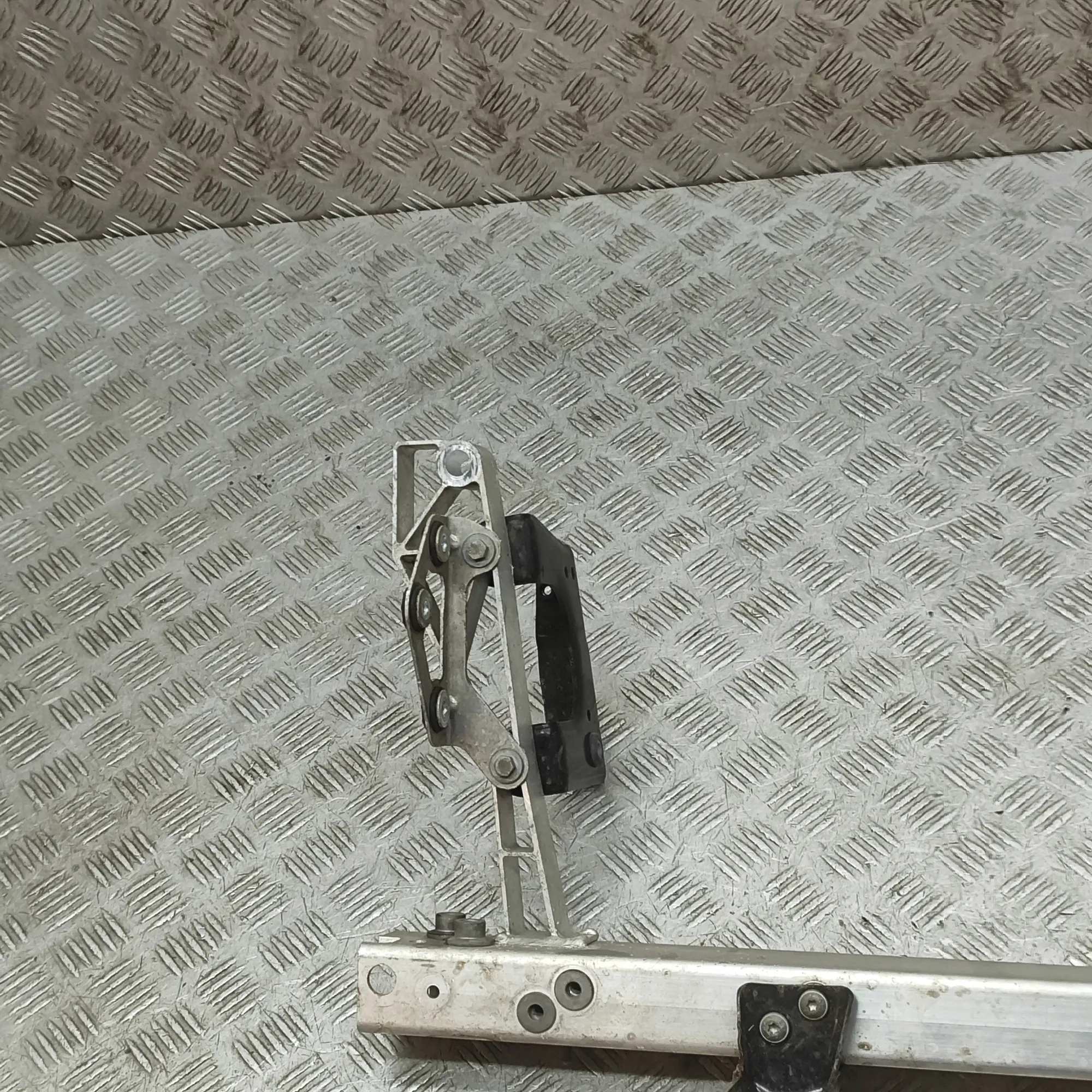 Porschen Taycanin jäähdyttimen kiinnike 9J1805341A 35455822 420kw 2023 image 3