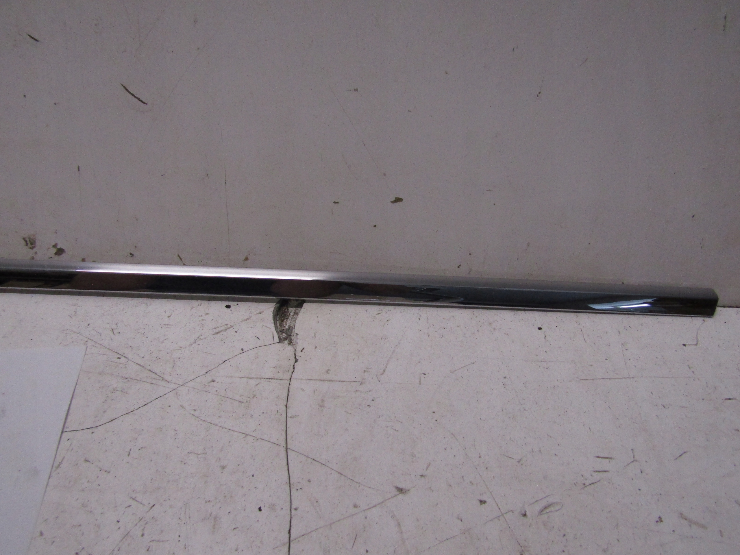 Kromilista etuovi vasen VW Passat B6 3C0853515C