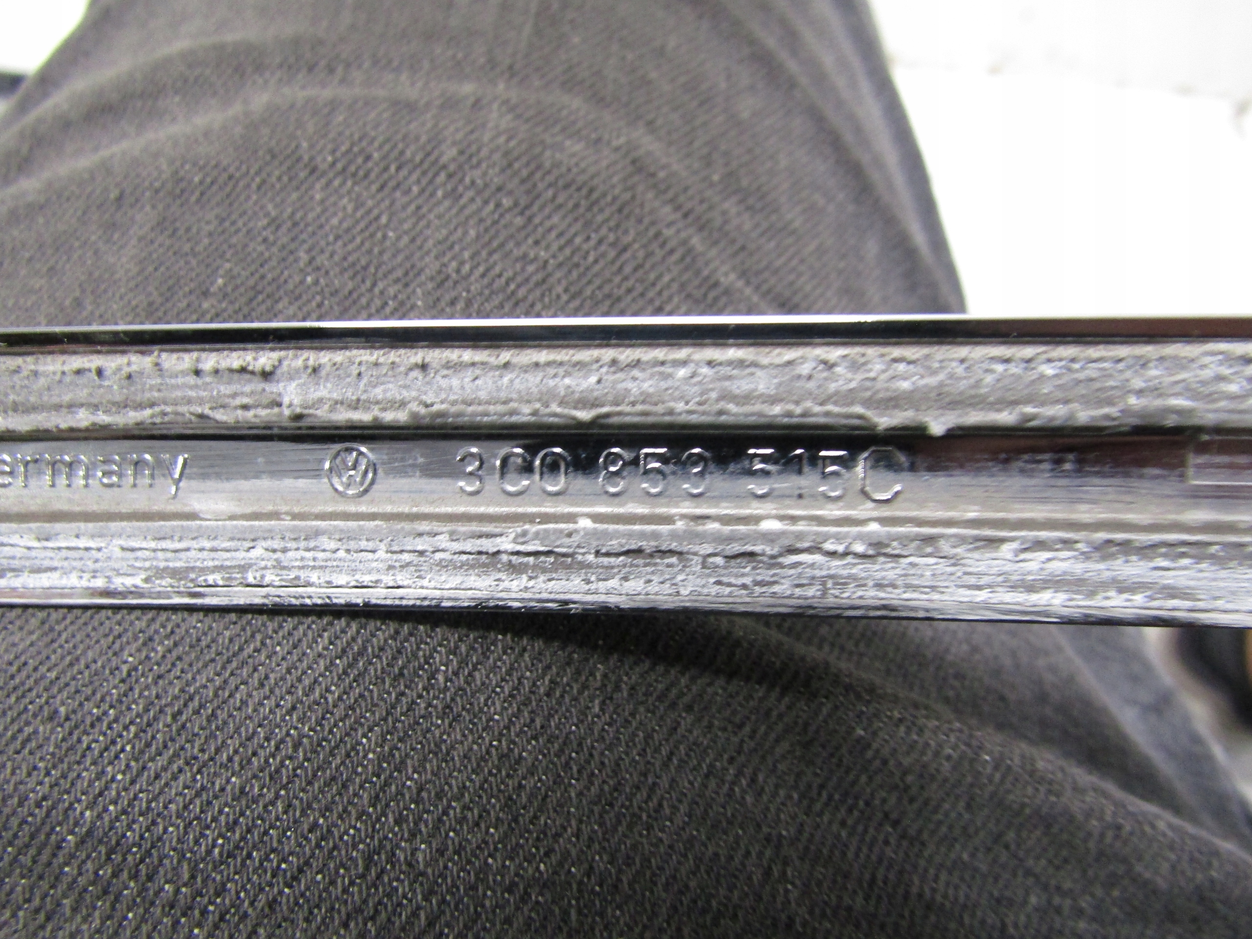 Kromlist dörr vänster fram VW Passat B6 3C0853515C image 7