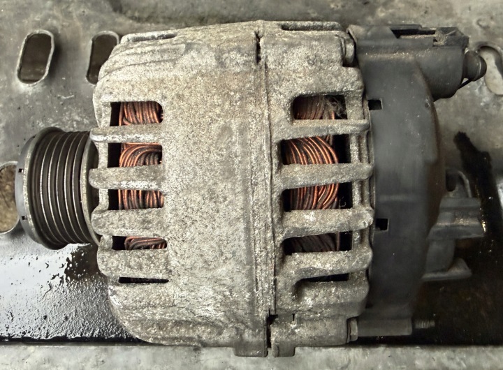 Alternator Volkswagen OE 03P903023B
