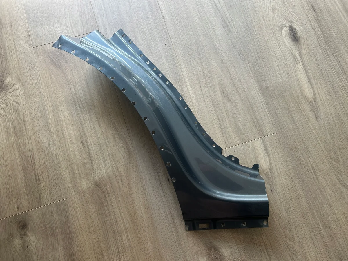 Volvo XC60 II 2018- pyöränkaaren pala, oikea taka