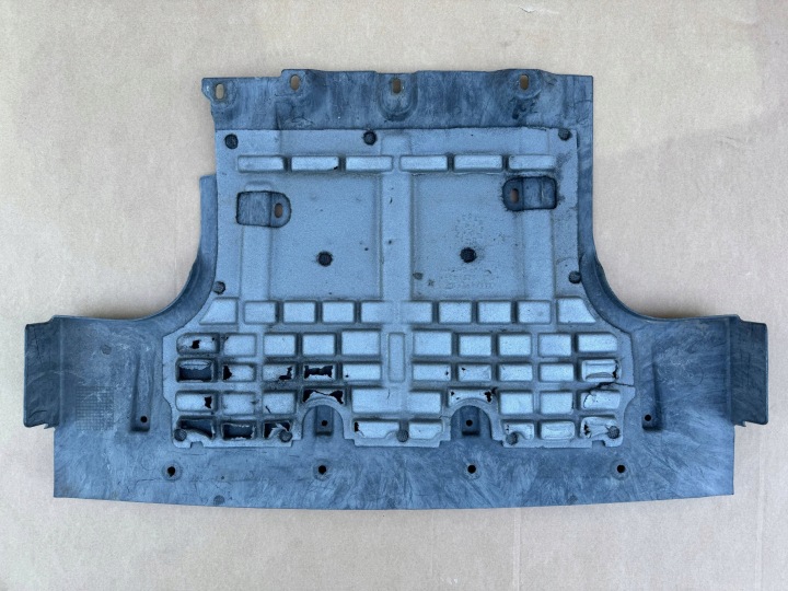 AUDI Q7 4L 06-10R Moottorin suojalevy 7L8825285