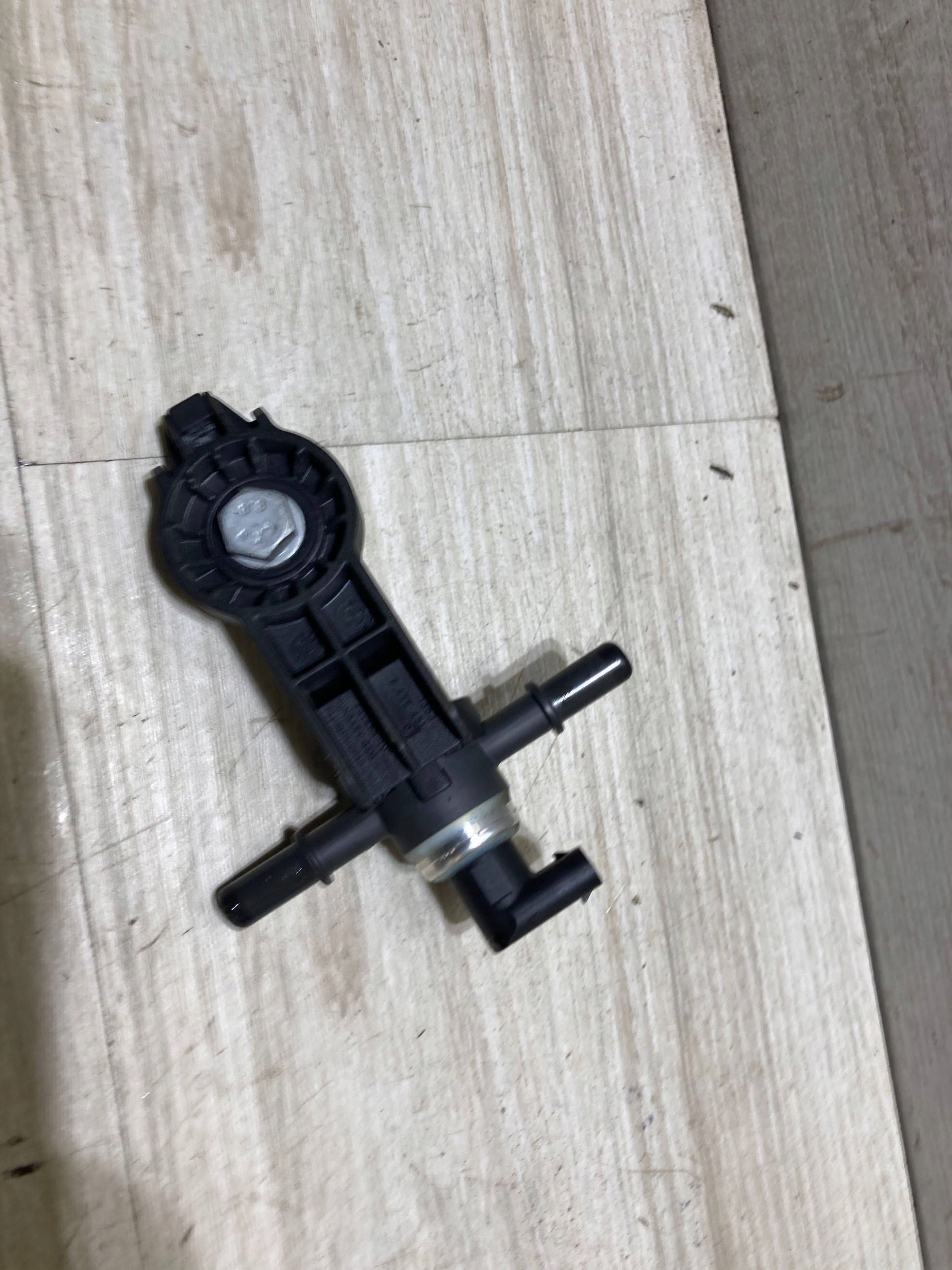 BMW 1 F70 2025 polttoaineanturi 1.5 b OEM 9455451