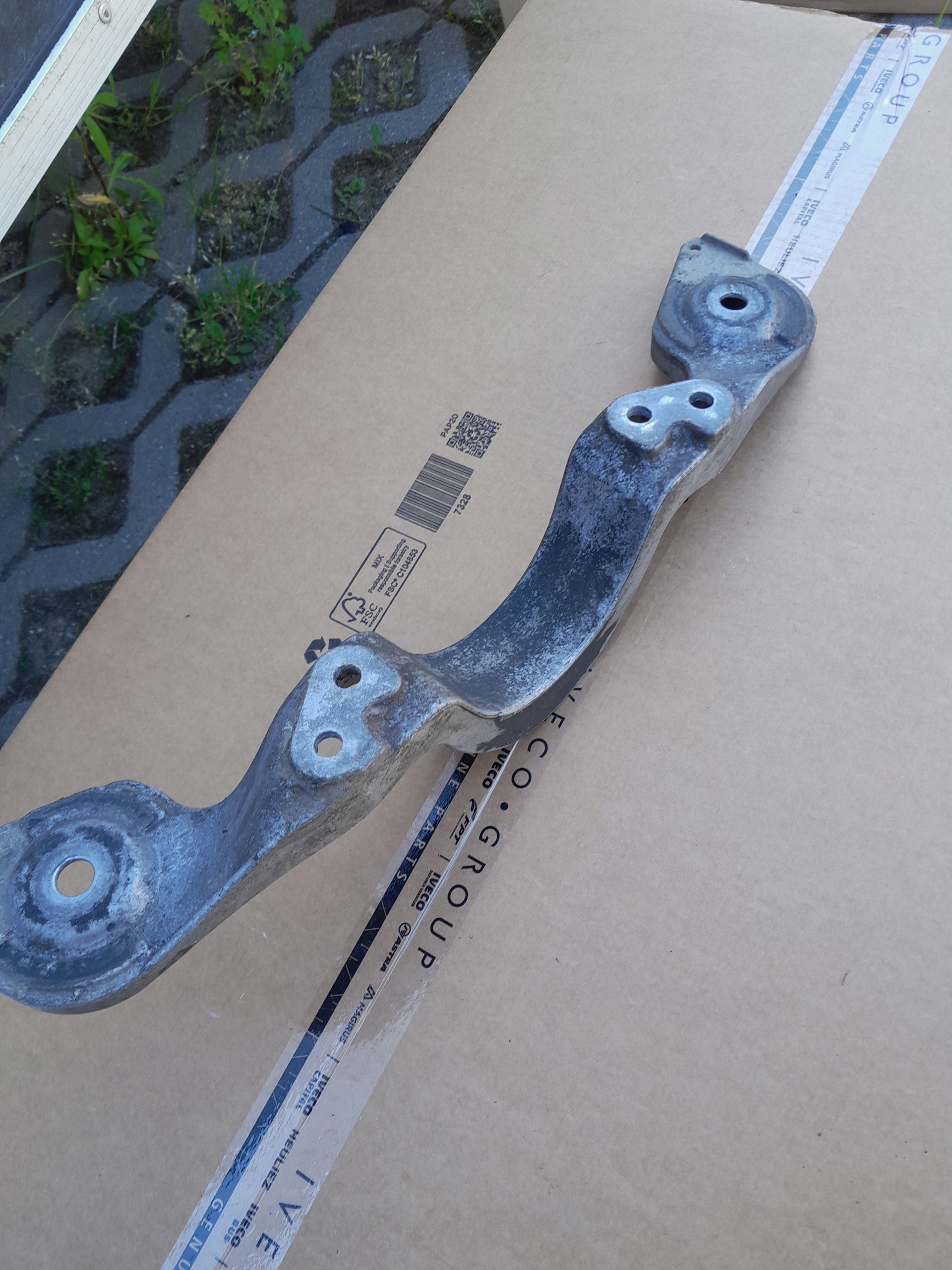 BMW E46 Support de fixation poutre arrière image 2