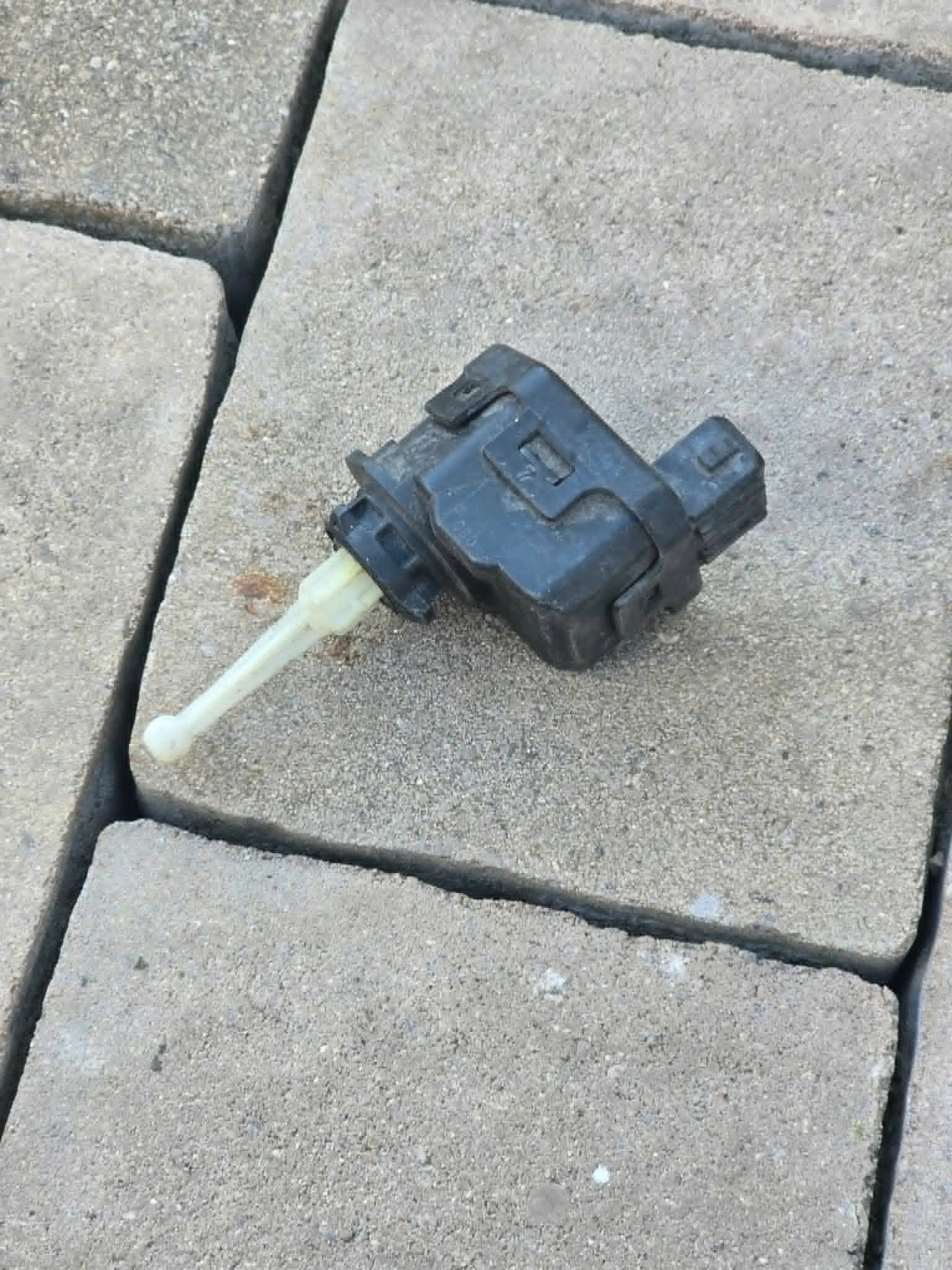 VW Passat B5 Headlight Leveling Motor 3B0941295A image 2