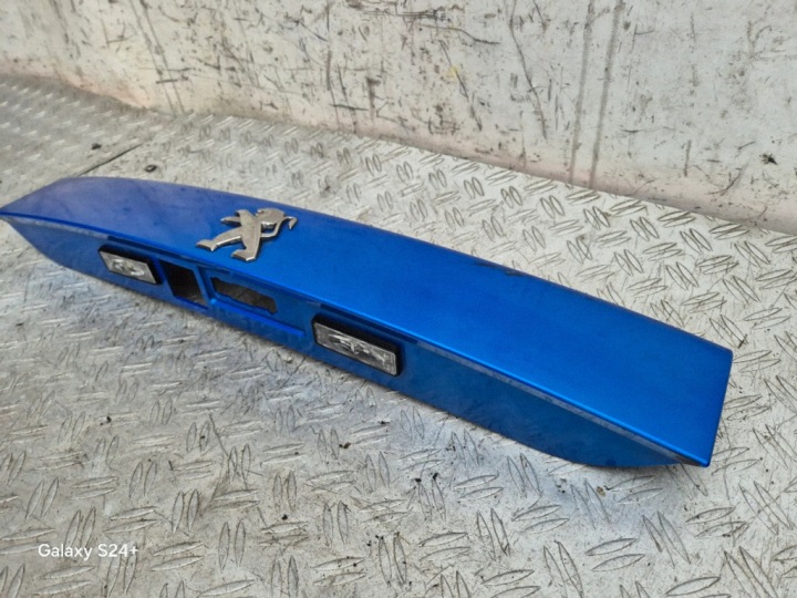 Takaluukun listoitus Peugeot 2008 II