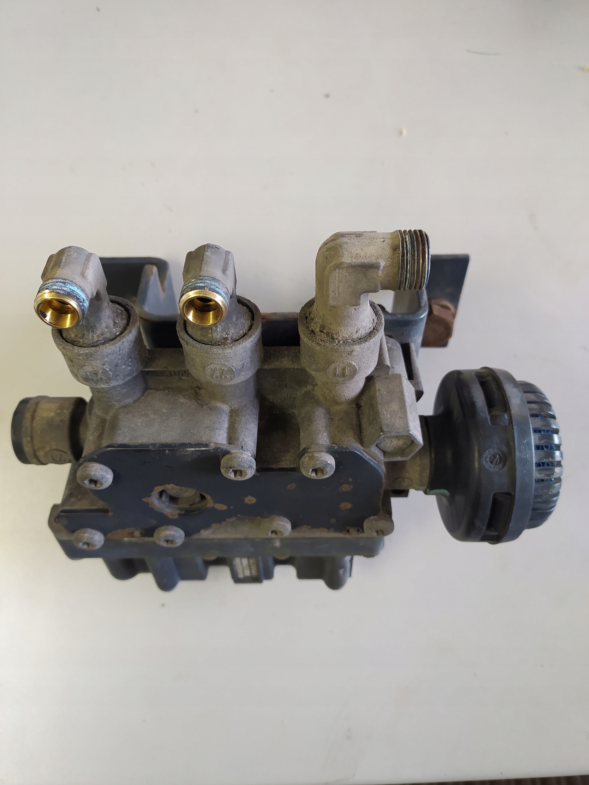 SCANIA R ECAS Magnetventil WABCO 2084509 4728800310 image 2
