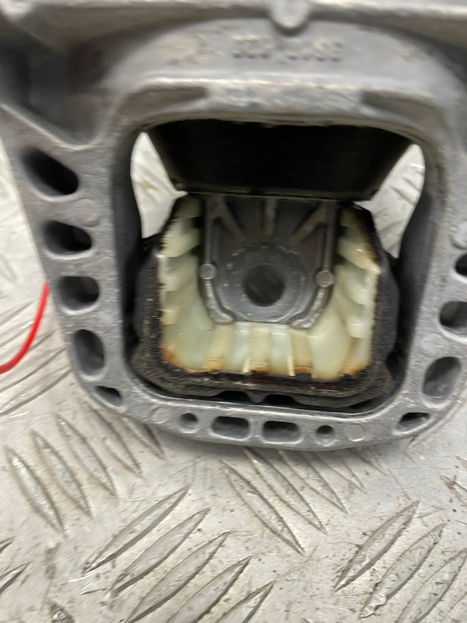 Moottorin alustyyny oikea Audi A4 B9 2.0 TDI 8W0199372CS
