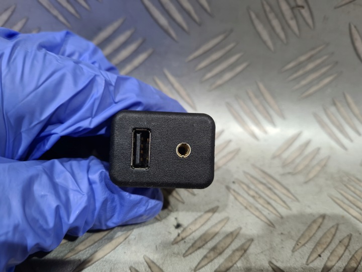 USB AUX-liitäntä OPEL ADAM