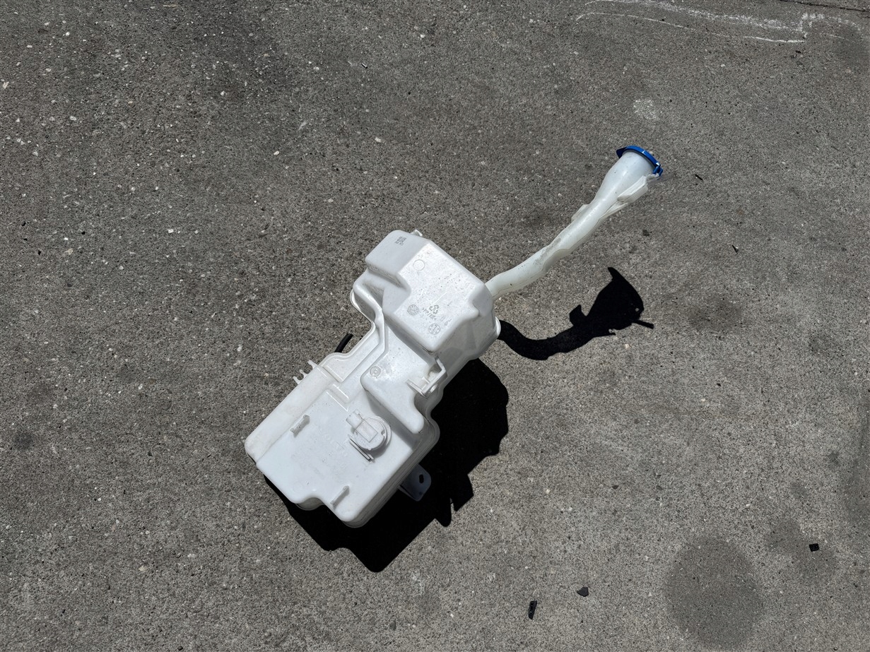 Washer Fluid Reservoir + Pump Volvo XC40 2021 image 2