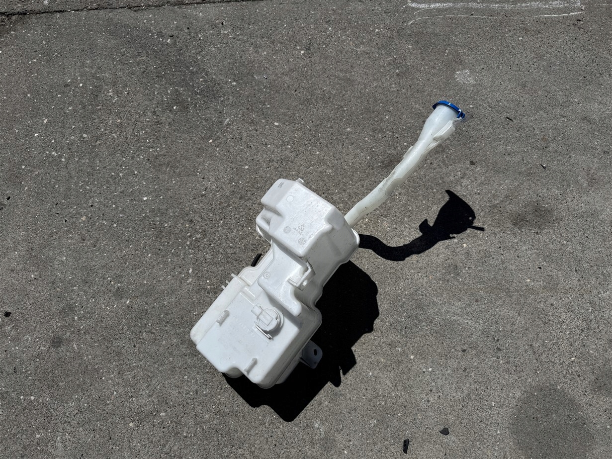 Washer Fluid Reservoir + Pump Volvo XC40 2021 image 3