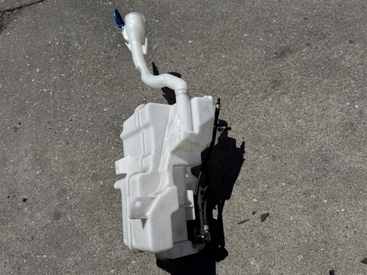 Washer Fluid Reservoir + Pump Volvo XC40 2021 image 4