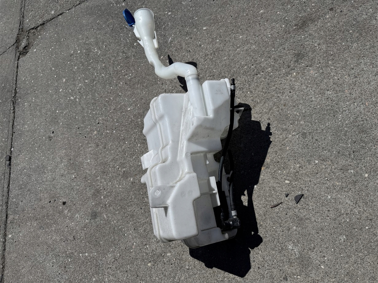 Washer Fluid Reservoir + Pump Volvo XC40 2021 image 5