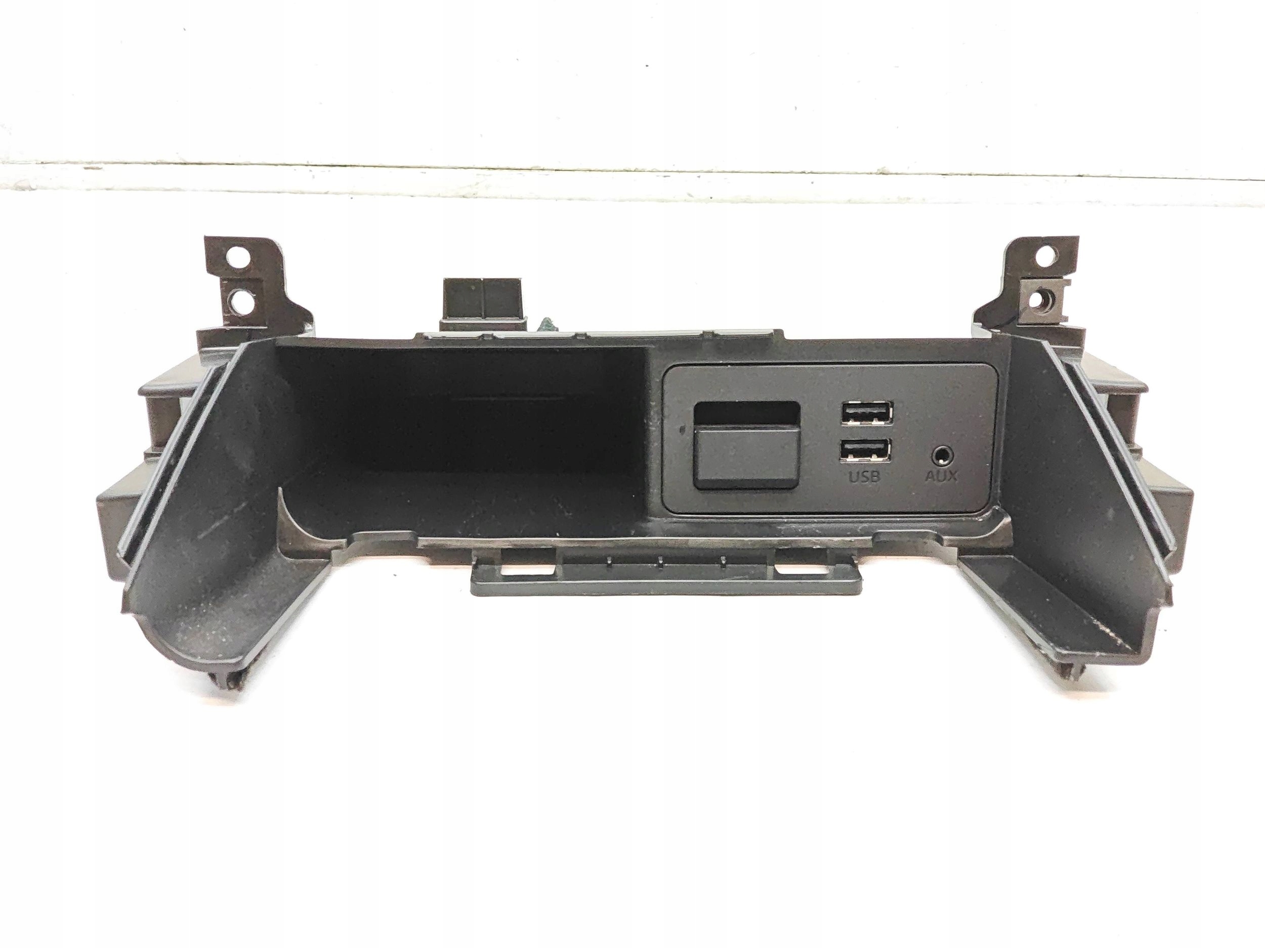 Mazda MX-5 ND USB AUX SD -liitäntä N243669U0 image 2