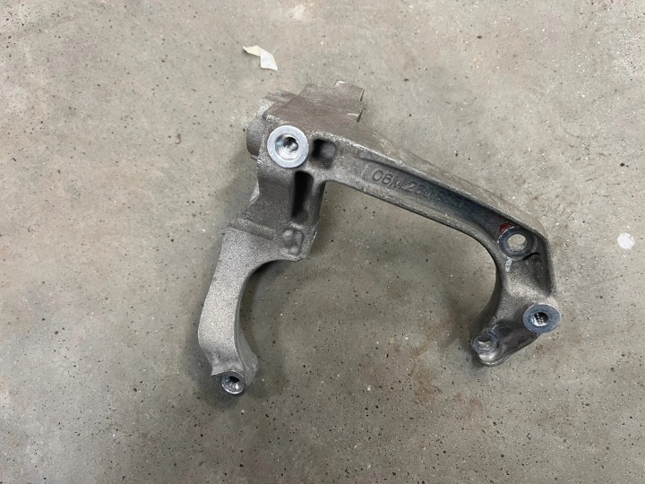 Ilmastointikompressorin kiinnike AUDI Q5 (8R) 06M260885 3.0L bensiini