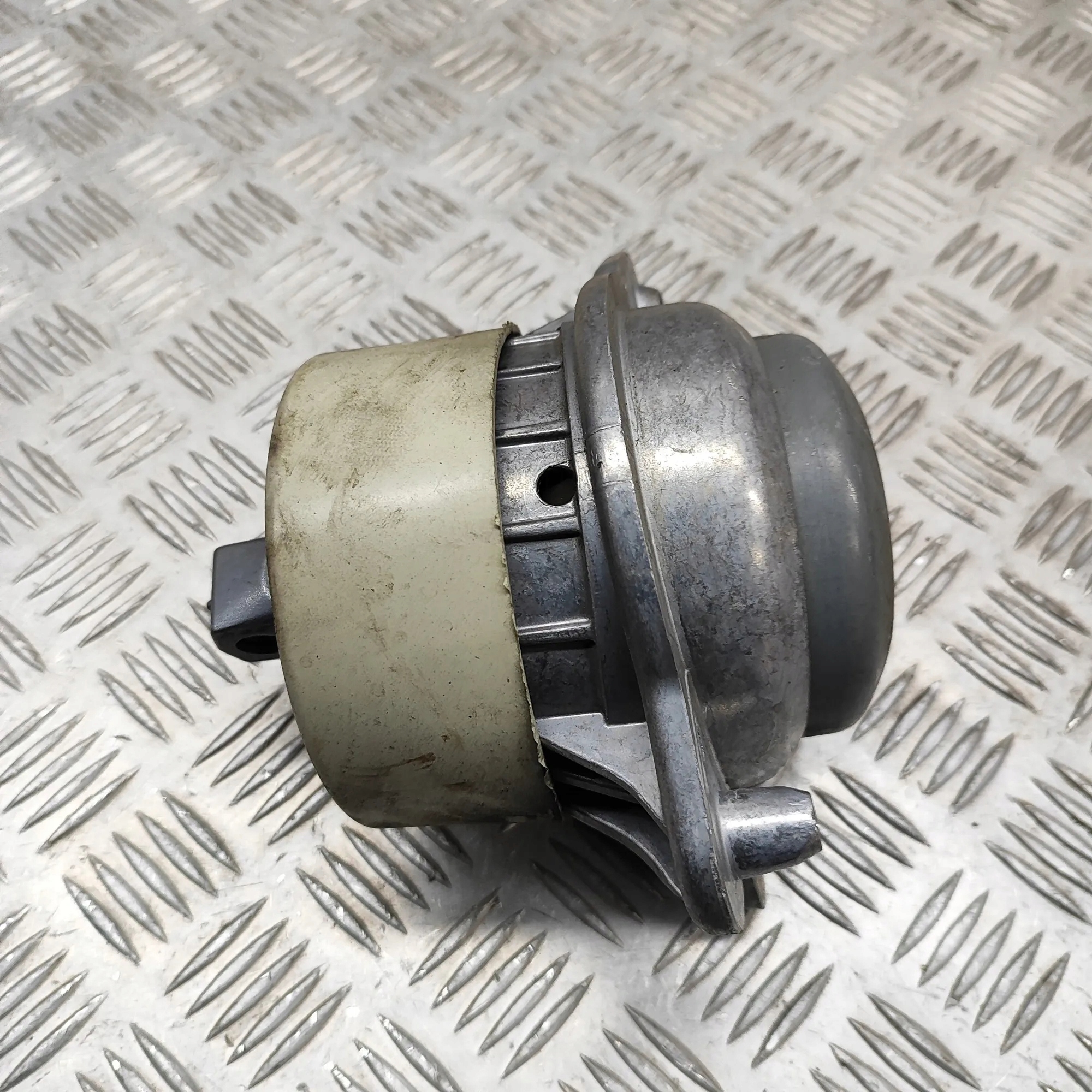 Moottorin oikea kiinnitys MERCEDES-BENZ S (W222, V222, X222) A2222405017