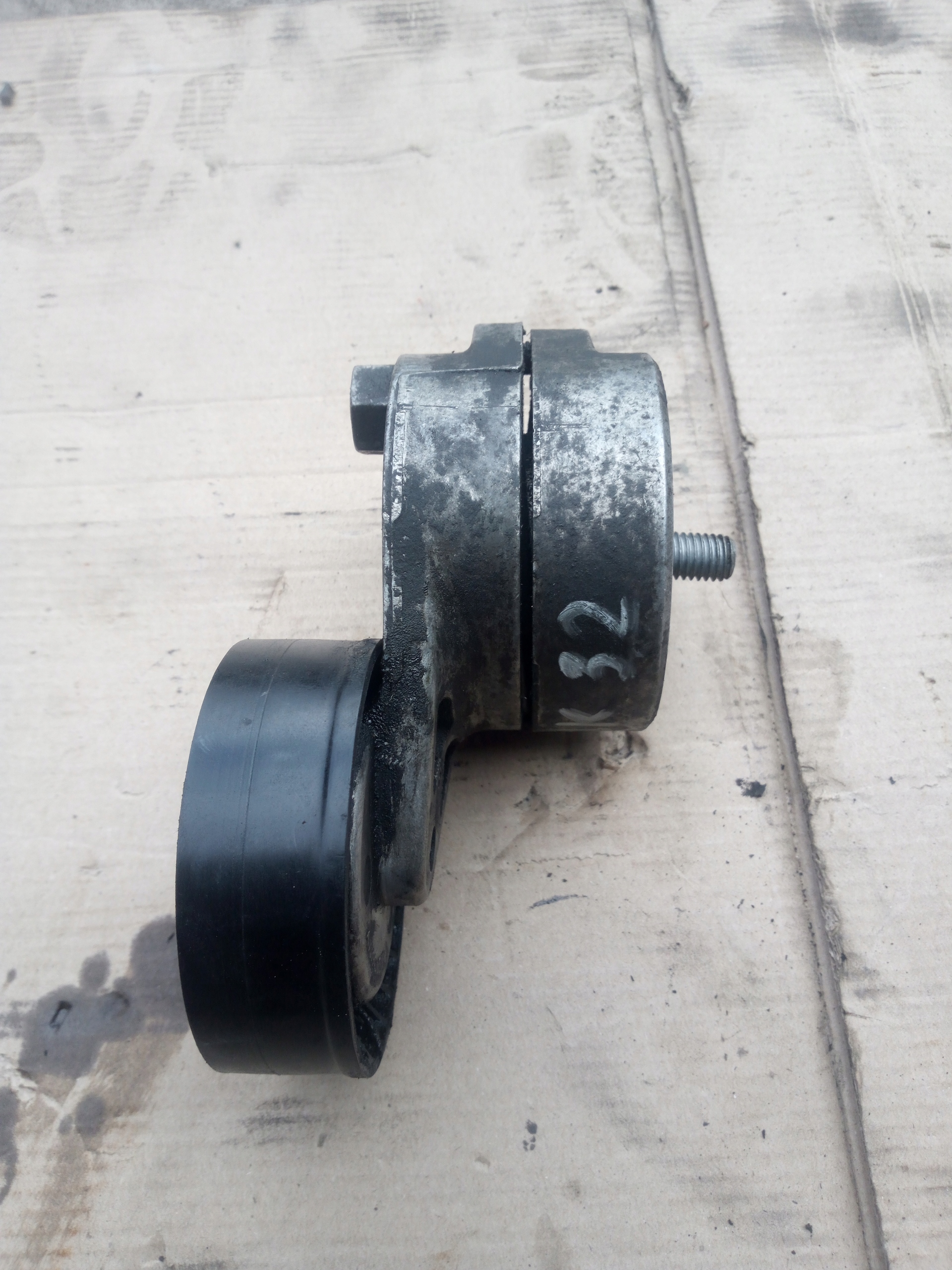 Napinacz paska AUDI Q5 3.2 2011 06E903133D