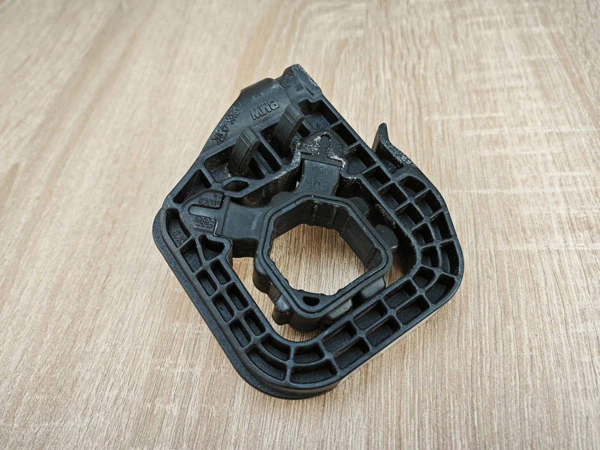 Support radiateur droit BMW 2.0d G22 G20 9895622