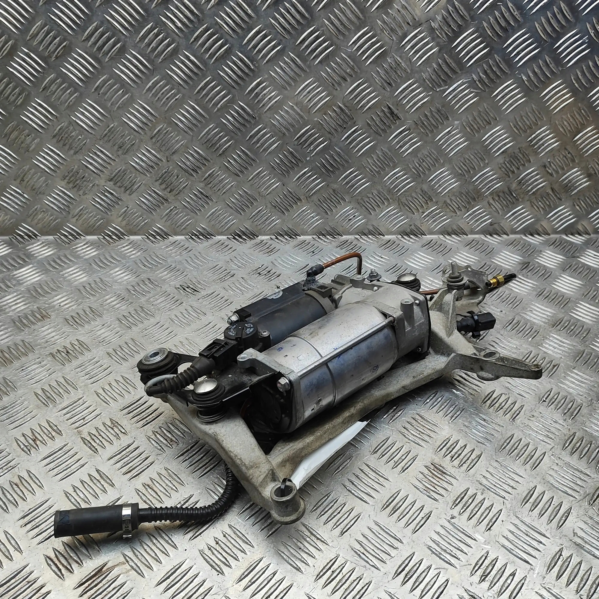 Porsche Cayenne (9PA) Luftfederkompressor 95535890300 image 3