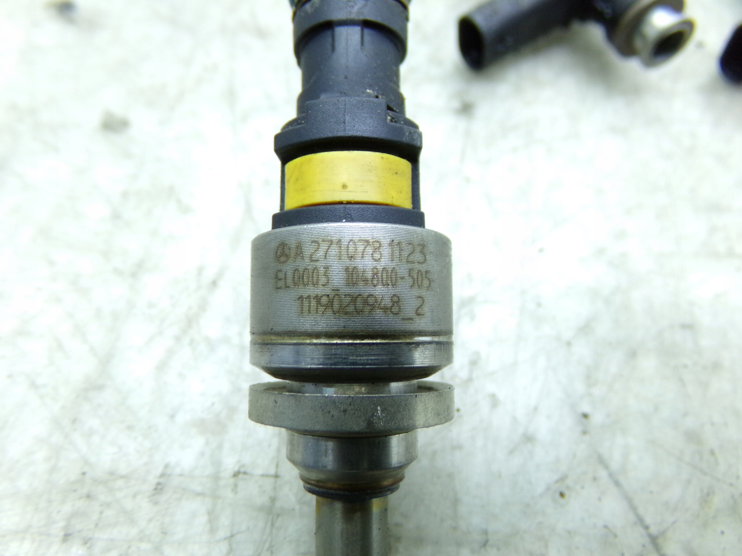 Injector Mercedes W204 W212 W207 C207 SLK R171 1.8 CGI A2710781123 image 3