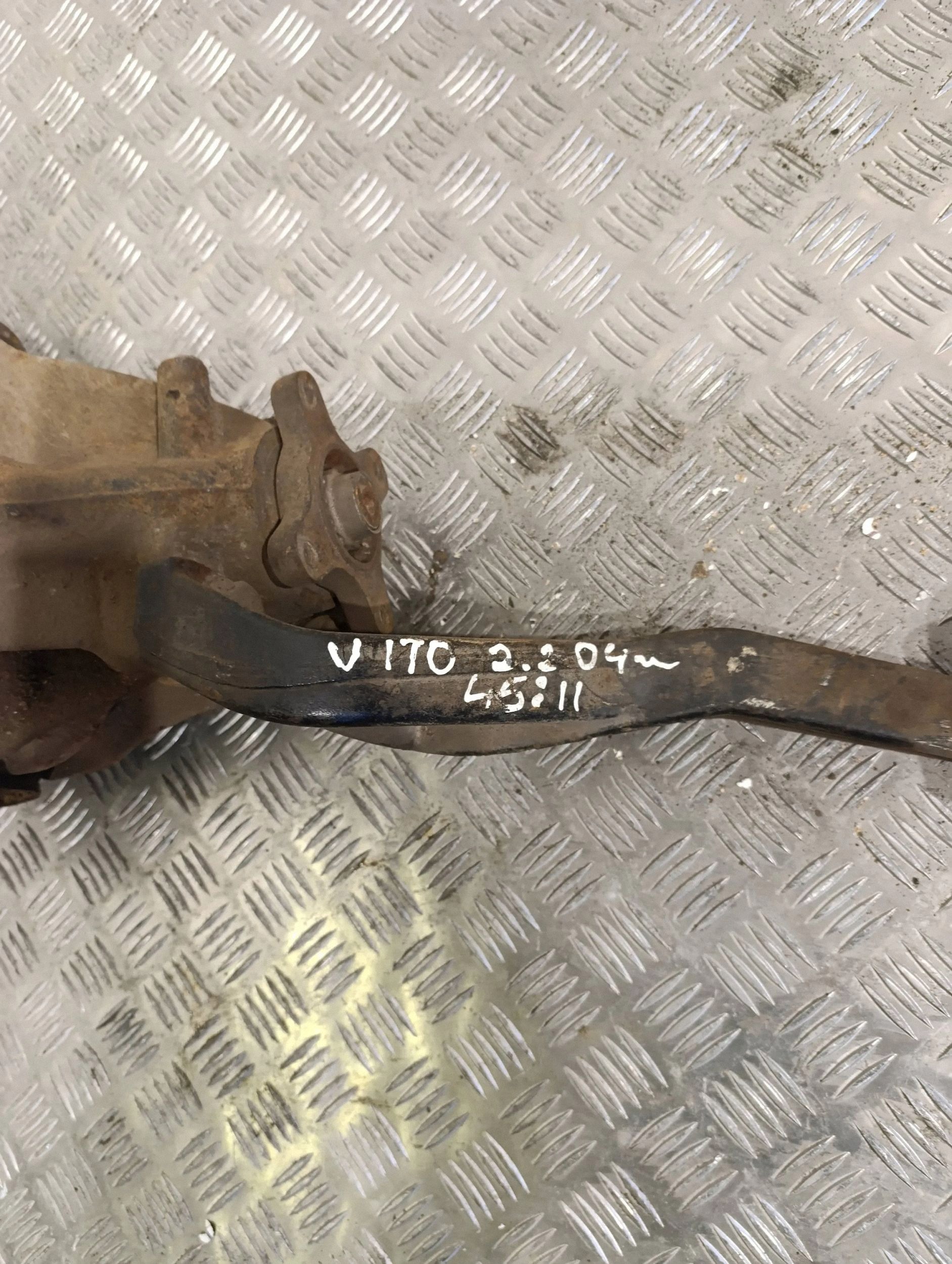 Taka-akselin tasauspyörästö Mercedes VITO W639 A6393510105
