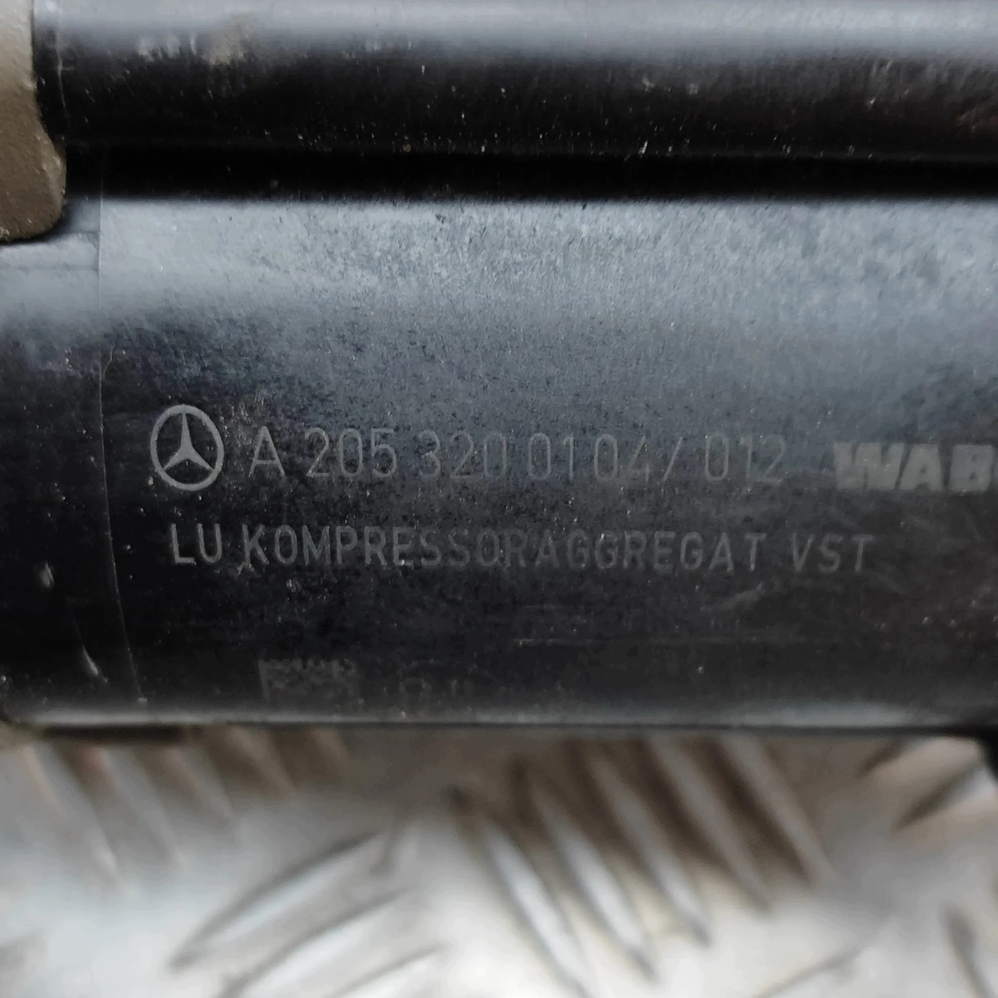 Mercedes W205 W213 W253 Luftfederkompressor A2053200104 image 7