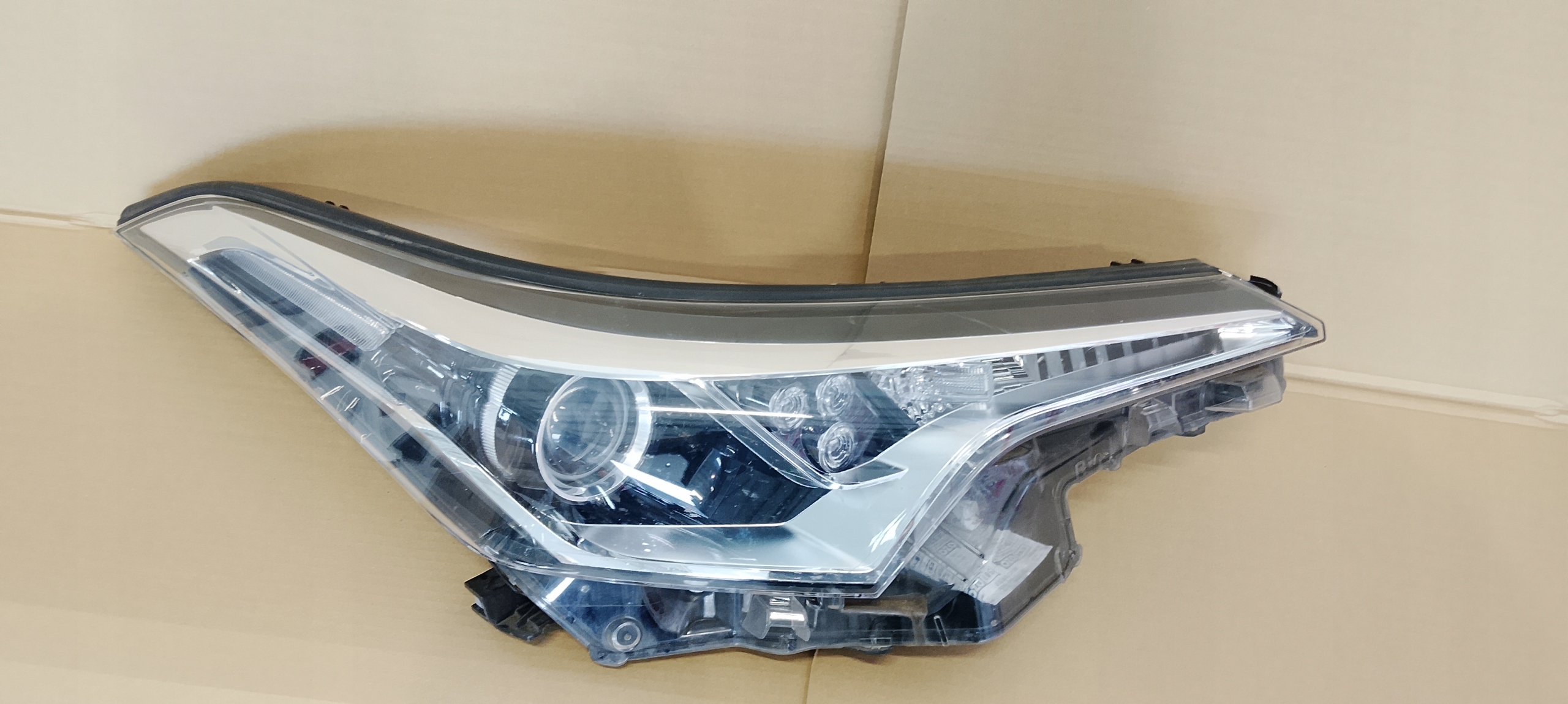 Etulyhty oikea Toyota C-HR CHR 16-19 81110-F4031 alkuperäinen