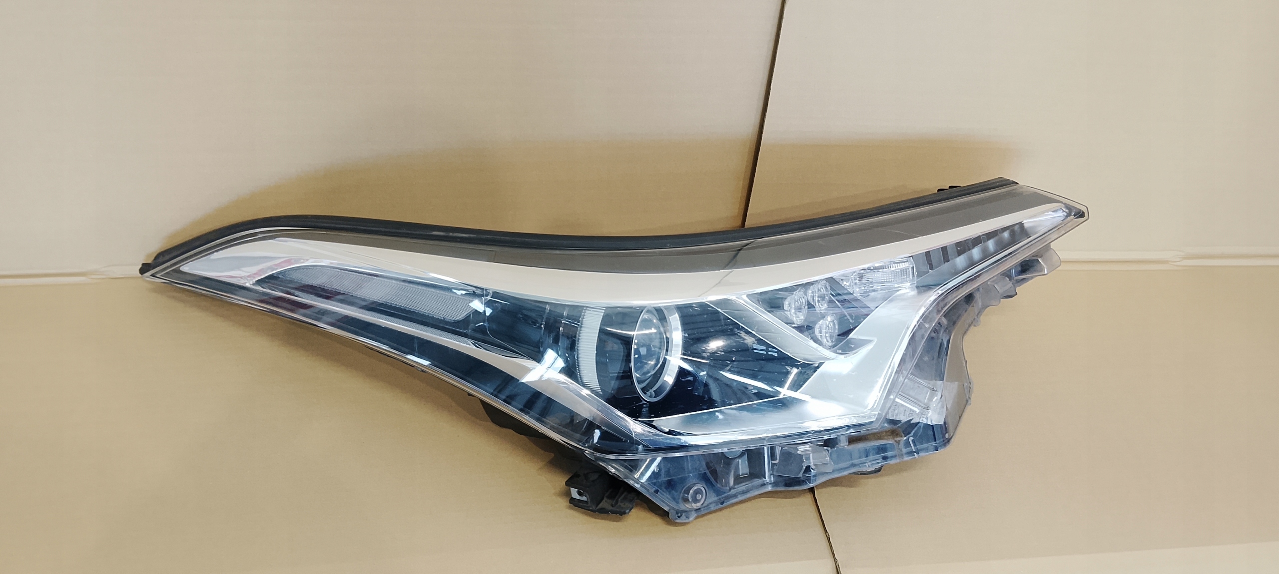 Farol Dianteiro Direito Toyota C-HR 16-19 81110-F4031 Original image 3