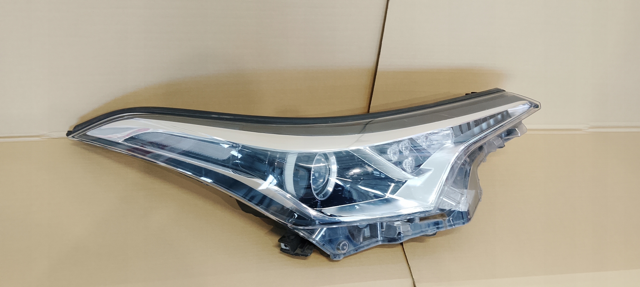 Farol Dianteiro Direito Toyota C-HR 16-19 81110-F4031 Original image 4