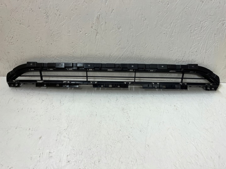 Käytetty etusäleikön alaosa AUDI Q3 LIFT 2015-18 8U0807683C