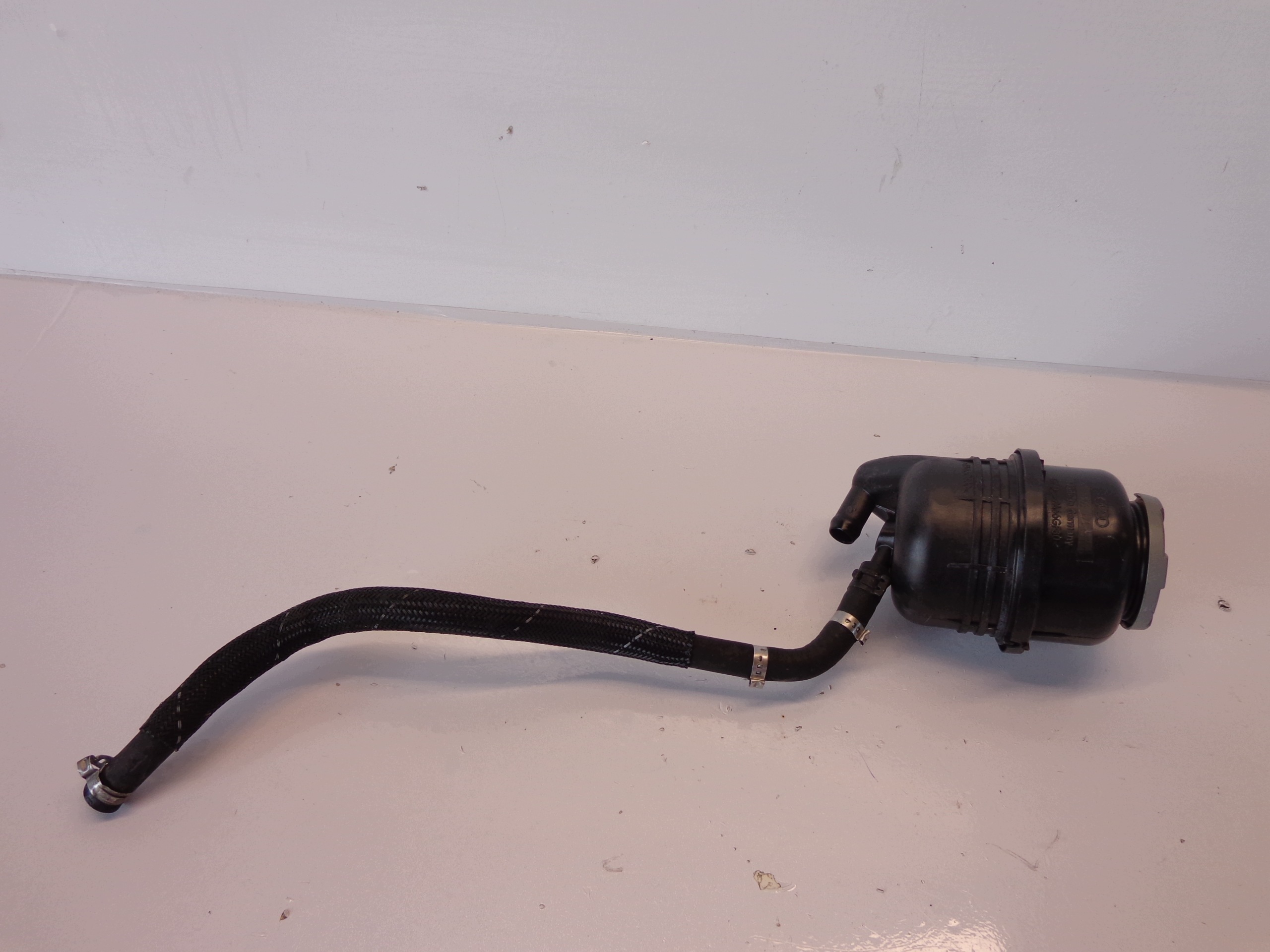 Audi A6 C6 Lift 2.0 TDI Servolenkungsbehälter 4F0422371E image 2