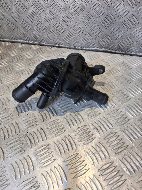 Ford OE KK2Q9K478-BA termostaatin kotelo