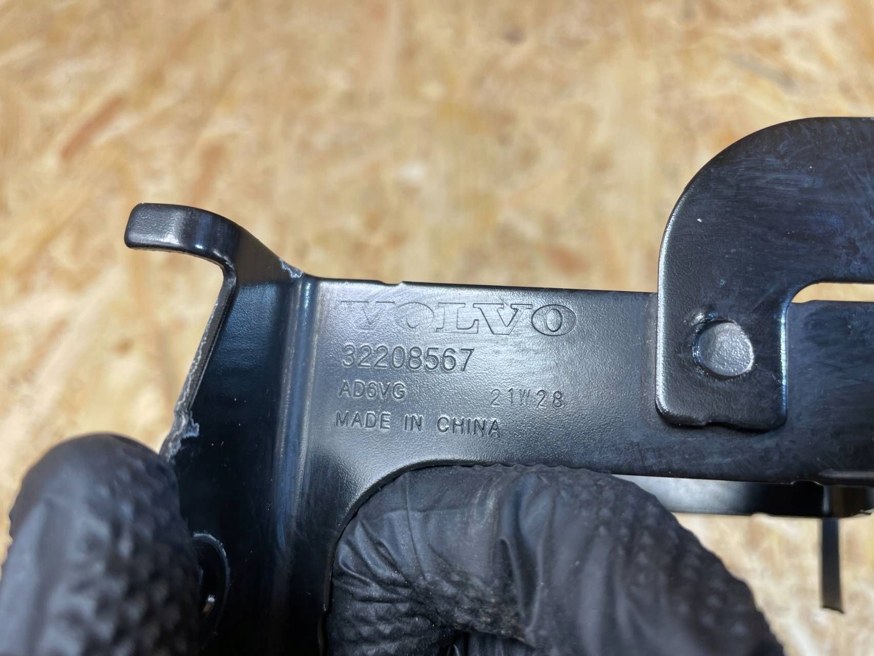 Halter Elektroventil Volvo XC40 C40 32208567 image 10