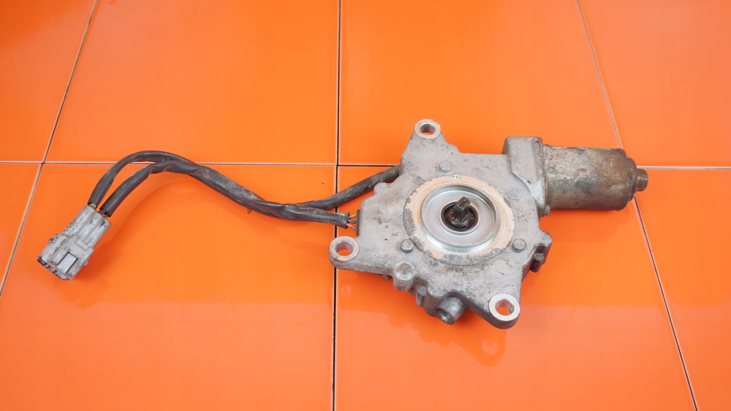 Suzuki Vitara 2.4 nastawnik reduktora 332516EU0A